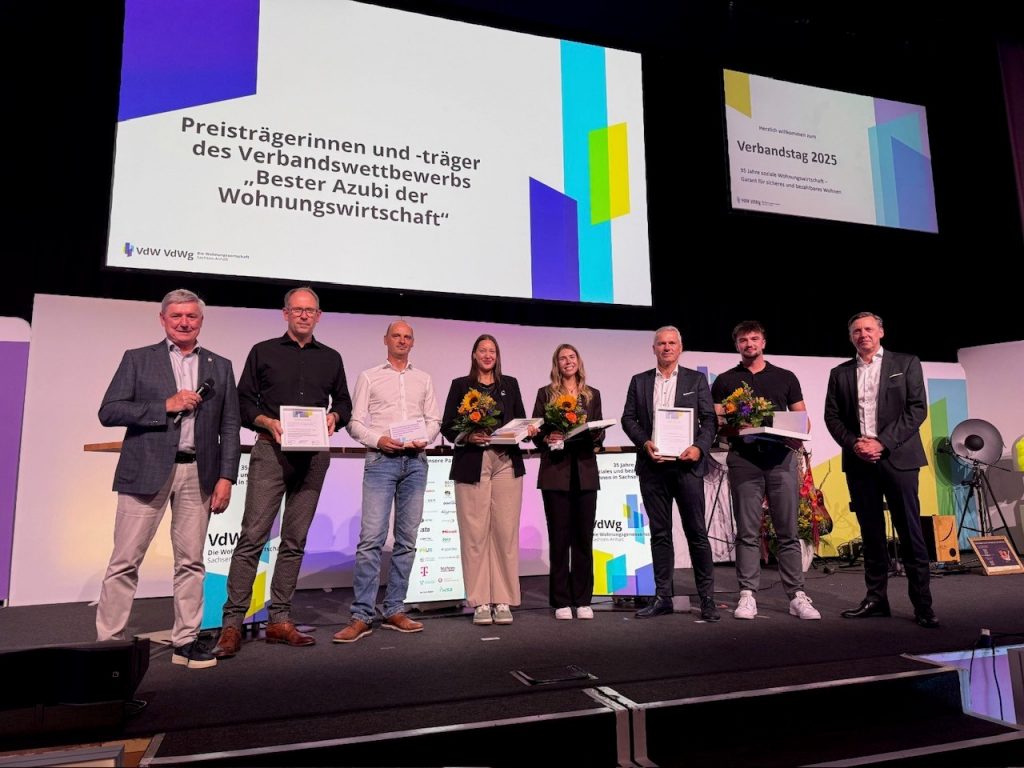 links Jens Zillmann, Verbandsdirektor VdW Sachsen-Anhalt, fünfte von links Johanna Sarnow, Mitarbeiterin WIGEWE, sechster von links Rando Gießmann, Geschäftsführer von WIWOG und WIGEWE und Verbandsratsvorsitzender des VdW Sachsen-Anhalt.