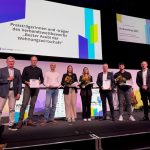 links Jens Zillmann, Verbandsdirektor VdW Sachsen-Anhalt, fünfte von links Johanna Sarnow, Mitarbeiterin WIGEWE, sechster von links Rando Gießmann, Geschäftsführer von WIWOG und WIGEWE und Verbandsratsvorsitzender des VdW Sachsen-Anhalt.